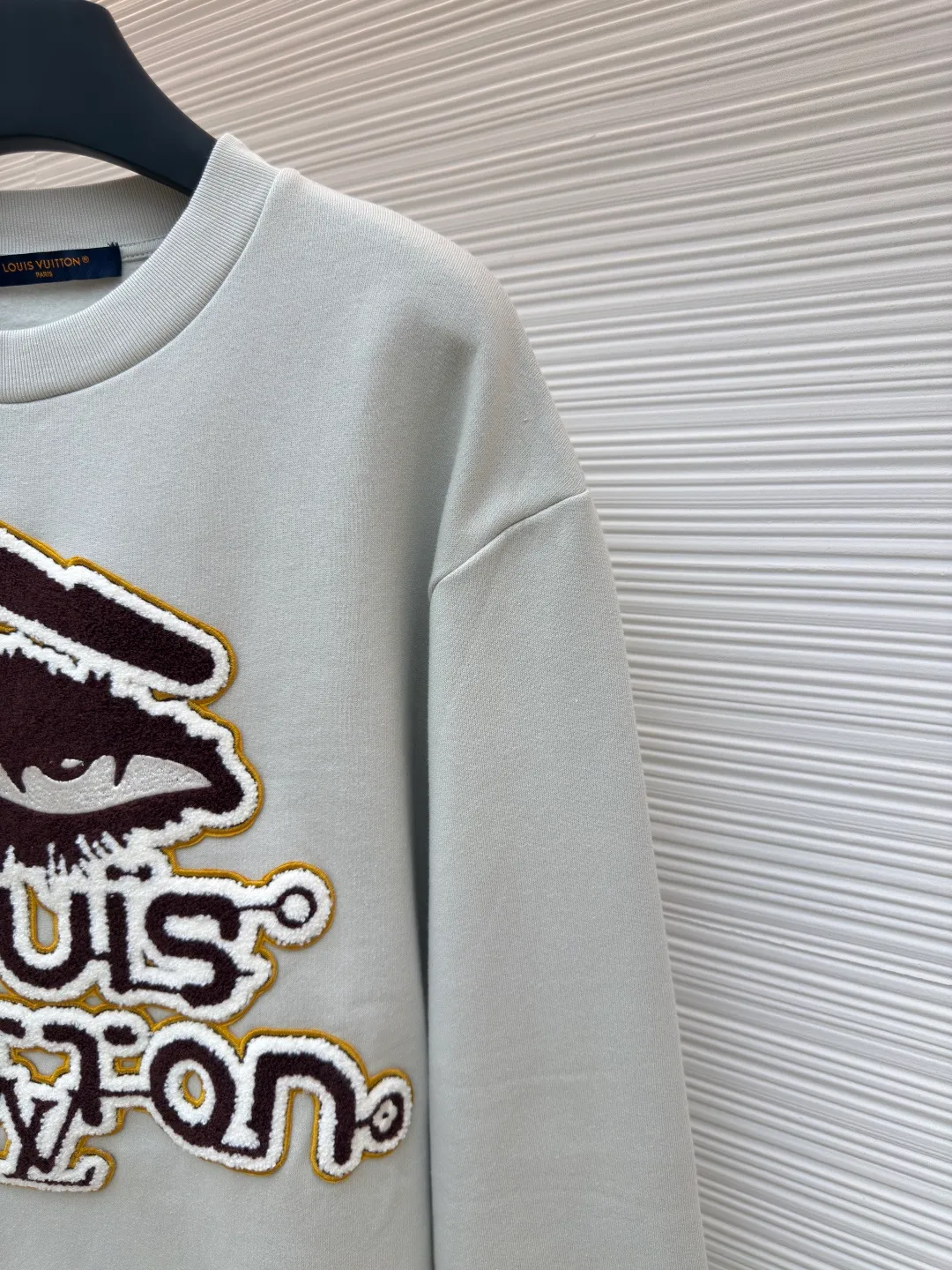 LOUIS VUITTON Wool embroidered attention-grabbing sweatshirt ●Authentic product: Purchased and developed for 11600 ●Item number: 1680517-A85 ●Fabric: double-ply cotton sweatshirt fabric ●Technology: embroidered patch production ●Version: fitted version ●Weight: about 565 grams ●Size: XS-S-M-L ●Description: The fabric is made of 32s double-ply cotton sweatshirt fabric. After the gray cloth is dyed and shaped, the base fabric is made of fleece shearing. It is matched with a 26s double-yarn horizontal plate machine to weave the ribs. The AB color is made according to the Y version color. The rib color of the bulk fabric is custom-dyed. The front panel is hand-embroidered and embroidered with a seal. The seal is embroidered with a Tajima towel machine imported from Japan. It is made, the yarn is dyed according to the pattern, using 26s/2 wool 30% blended yarn, the bottom layer is made of two-line non-woven fabric, three-dimensional towel embroidery + flat embroidery, laser positioning burnt cutting non-woven fabric hollow effect, later manual finishing of the corner edges, trimming the edge stop to the minimum, completely matching the same width as the pattern. The overall wiring is straight and delicate, the fabric is comfortable and soft, and the color is consistent without color difference. It can be matched with the same style to create a fashionable look and control various occasions. Customized accessories, complete with three standards, same style for men and women!